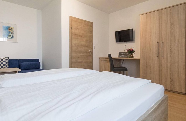 Four-bed room with shower, toilet - Weingut & Gästehaus Markus Tschida