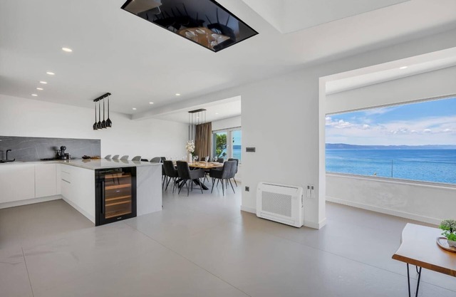 Four-bedroom apartment with terrace and sea view Drašnice, Makarska (A-21341-b)