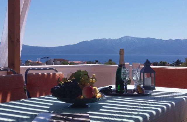Four-bedroom apartment with terrace and sea view Sućuraj, Hvar (A-24563-a)