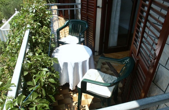 Four-bedroom apartment near beach Sućuraj, Hvar (A-578-a)