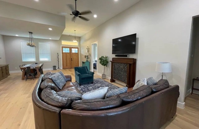 Four Bedroom Downtown Tomball Cottage