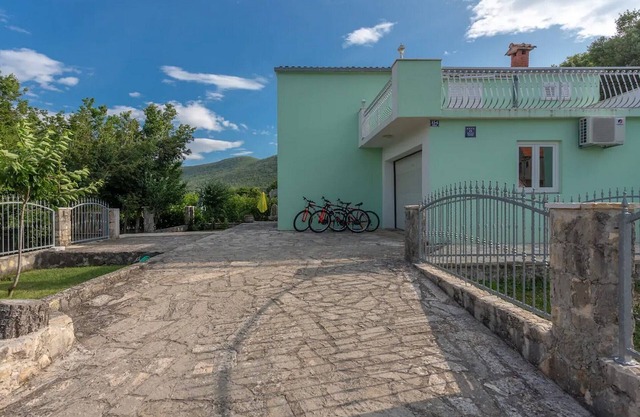 Four Bedroom Holiday Home with Pool and Gym
