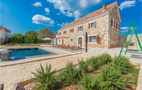 Four-Bedroom Holiday Home In Citluk