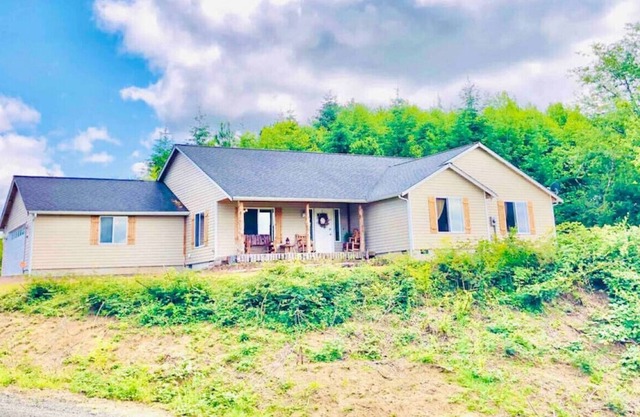 Four Bedroom Home with Hot Tub and Views