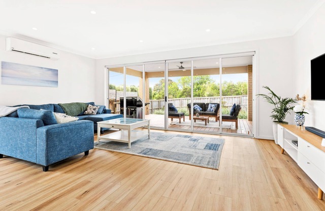 Four bedroom luxury modern home, walk to beach, free WIFI