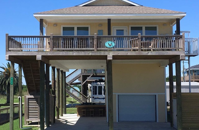 Four bedrooms l Cargo Lift l Walk to Beach l Near Margaritaville Resort