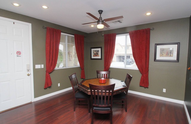 🌴FOUR King beds, Lovely, spacious home, game loft w/8 ft pool table!🌴