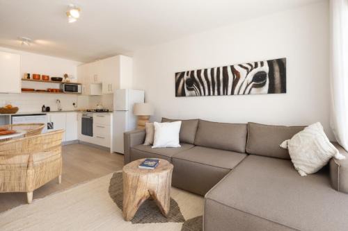 Four Peaks Duplex - 4 Sleeper with Mountain Views, Balcony and Pool in Hout Bay Beachfront