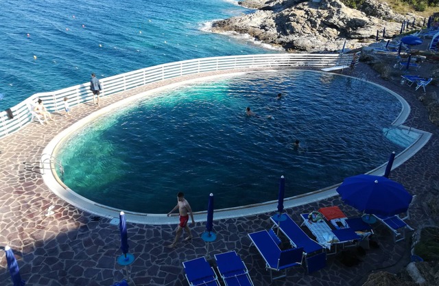 Four-room apartment in the Capo D'Arco area with direct access to the sea
