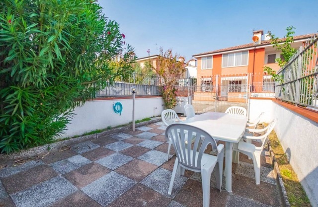 Four-room detached house with large internal spaces, 8 beds, barbecue, 350 meters from the beach