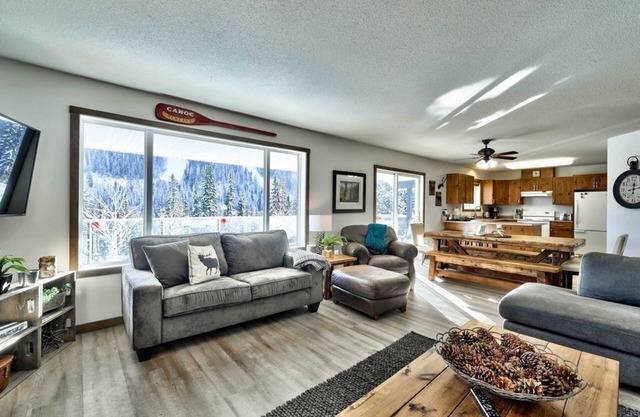 Four Season Chalet (Ski IN/OUT)