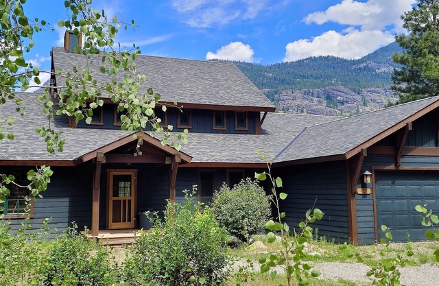 Four Sisters Lodge-4 Bedroom Option, Pet Friendly and on the Ski Trail!