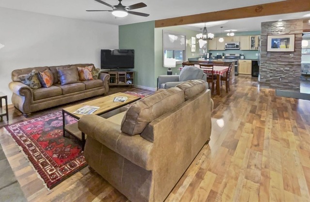 Fourth Sister Retreat - Great location with living room fireplace, community