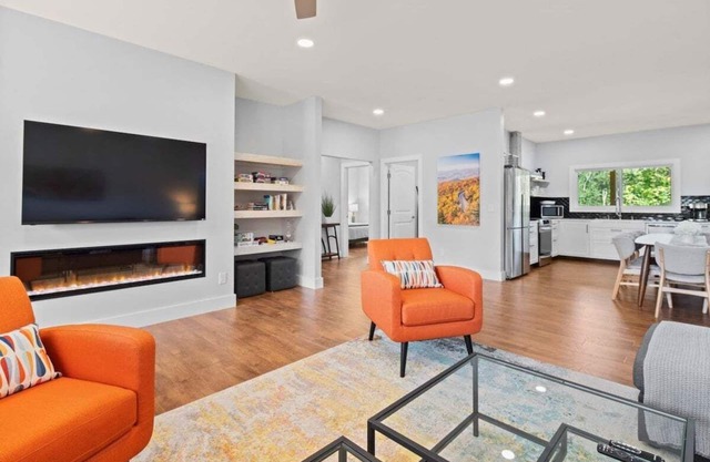 Fox Den 4 Suites, 2 EV chargers near Asheville, pets OK, free Biltmore pass, fast internet