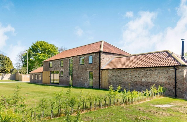 FOX'S DEN, pet friendly, character holiday cottage in Burton Pidsea