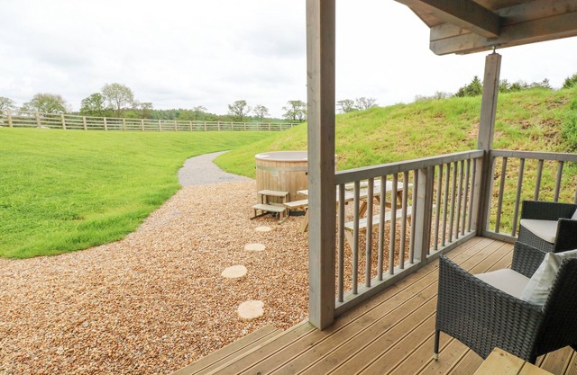 FOXES DEN, pet friendly, with hot tub in Staindrop
