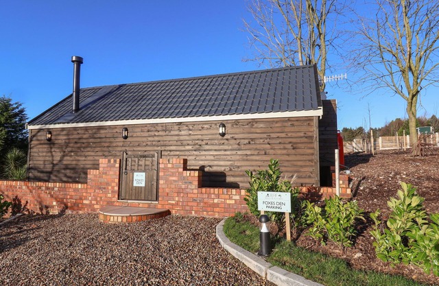 FOXES DEN, with hot tub in Seamer, North Yorkshire
