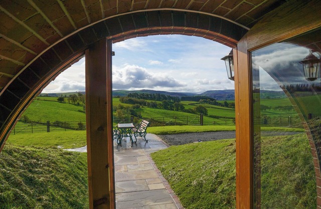 FOXES VIEW, pet friendly, character holiday cottage in Rhayader