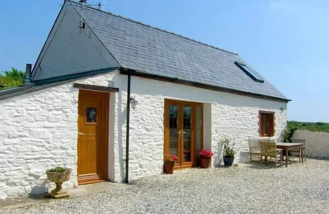 FOXGLOVE COTTAGE, family friendly, with open fire in Little Haven