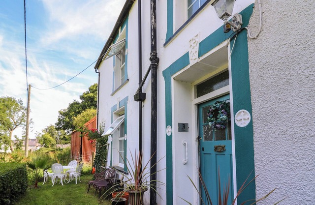FOXGLOVE COTTAGE, pet friendly, character holiday cottage in Llanon