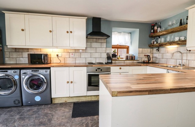 FOXGLOVE COTTAGE, pet friendly, country holiday cottage in Whitland