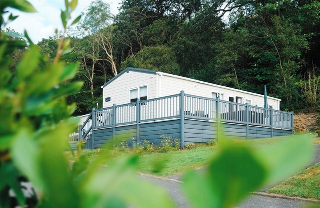 FOXGLOVE LODGE, pet friendly, with a garden in New Quay