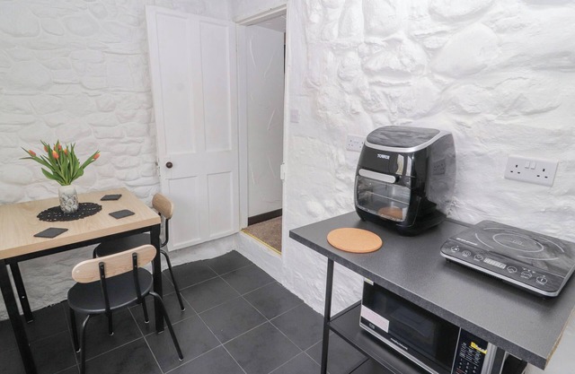 FOXY LADY COTTAGE, pet friendly, with a garden in Workington