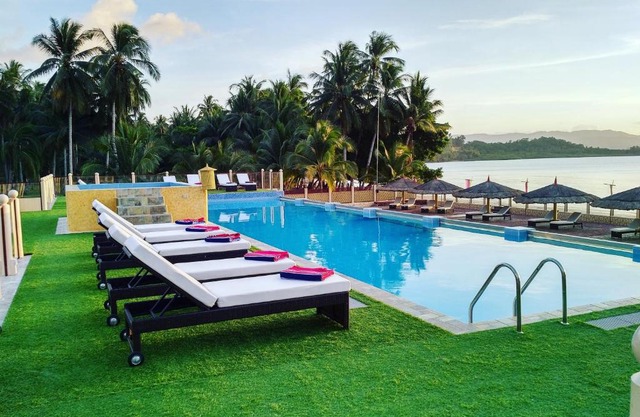 Foxy's Beach Resort
