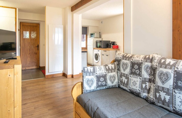 Beautiful Renovated Apartment · Balcony · Near Slopes and Shops · Ski Locker
