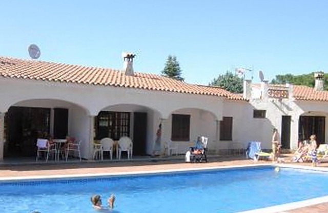 FRANCIAC: HOUSE WITH COMMUNITY POOL + FREE WIFI