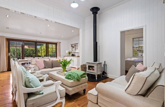 Frangipani House - 3 bedroom Classic, Large, Comfy Queenslander in East Toowoomba