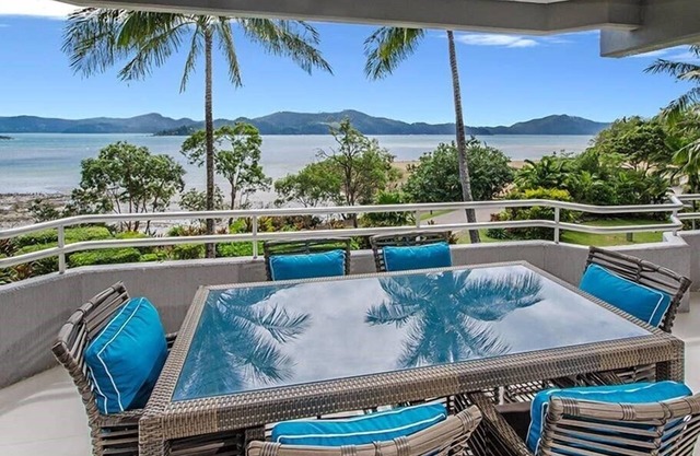 Frangipani Lodge 006, Beachfront Apartment on Hamilton Island