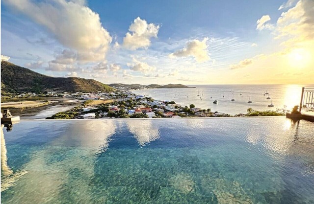 Frangipani Room in Villa Diamant, swimming pool, sea view