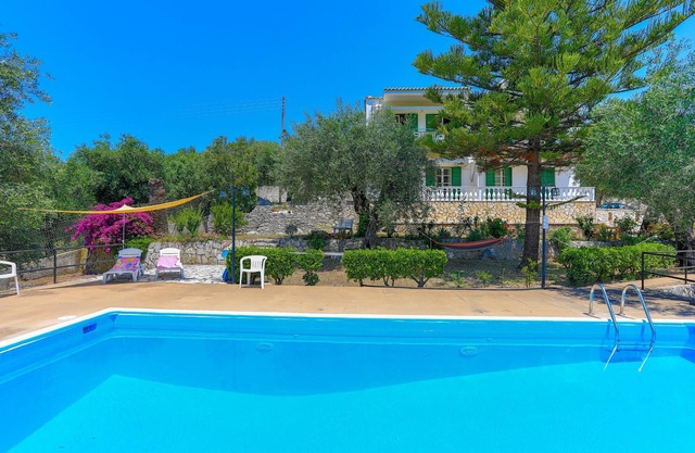 Frangiskos Ena: Private Apt, shared pool. WiFi, A/C, close to the sea.