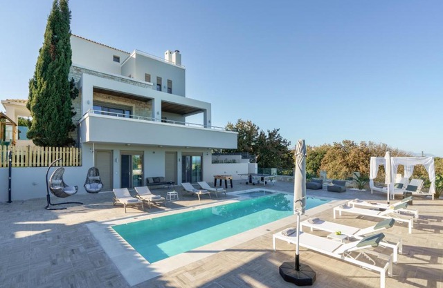Free Breakfast at Oak Luxury villa with heated pool, Playground and Pool table
