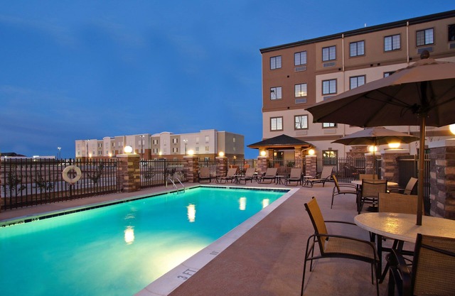 Free Breakfast. Outdoor Pool. Gym. Great for Business Travelers!