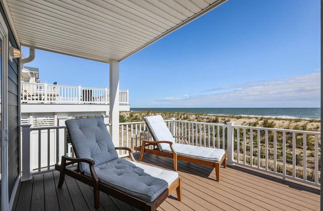 FREE DAILY ACTIVITIES INCLUDED! FABULOUS OCEANFRONT 6 BEDROOM HOME!