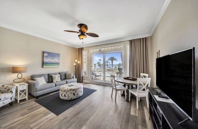 FREE Daily Golf! Reflections 207 Bayfront Condo, Heated Resort Pool & Hot Tub