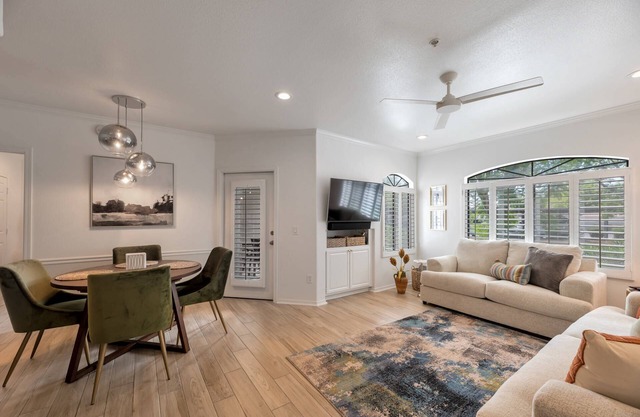 FREE GOLF! Resort Style 1st floor condo in Great Location! Heated Pool/Spa/Gym, Near Shops/Dining!