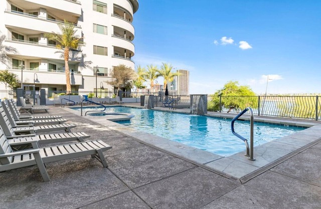 Free Heated Pool + Gym in Tempe Town Lake