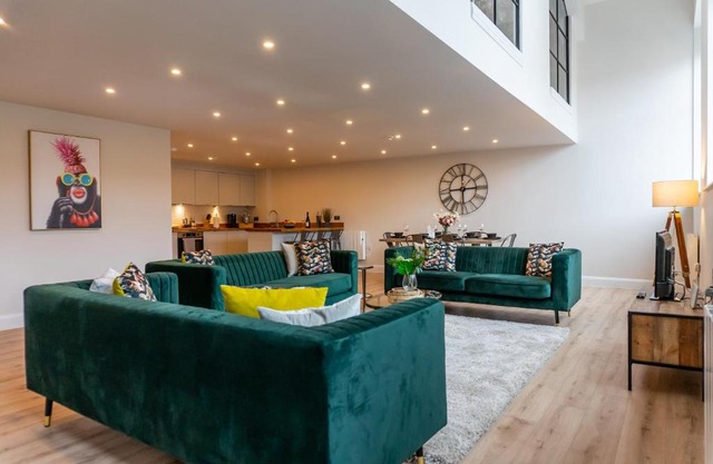 FREE Parking, 3 Bedrooms, Spacious living area, Central, Academy House