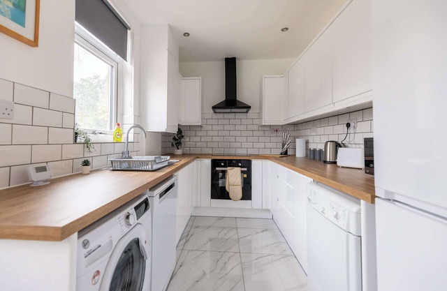 Free Parking - 4 Bedroom House