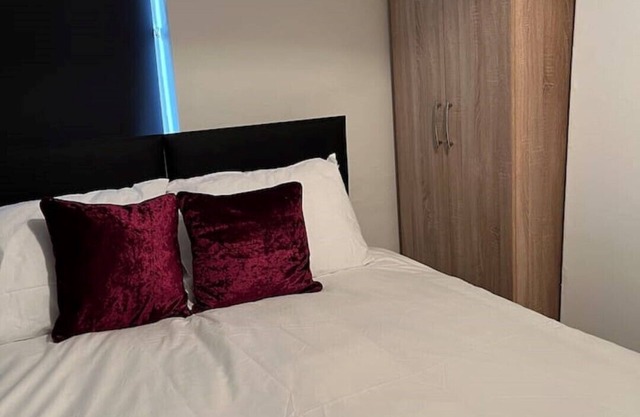Free Parking! 5 Bed-5min to Centre