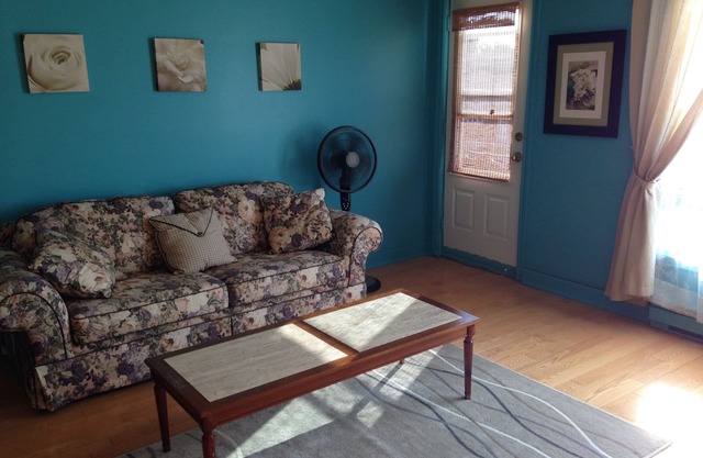 Free Parking. Cozy, Clean & Bright Apartment.