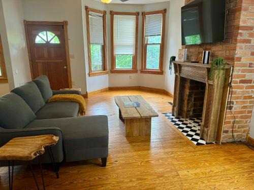 Free Parking - Prime Location - Downtown
