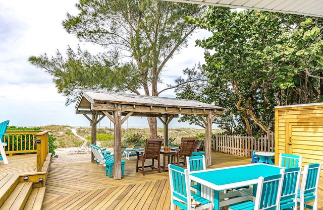 FREE PERKS INCLUDED!! Seahorse Cottage 4 - GULF FRONT HOUSE!