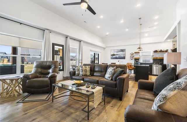 Free Tickets, New Lakehouse, Close to Branson, Modern Kitchen, High End Furnishings