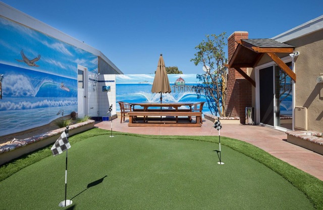 FREE WIFI 75" HD TV, Netflix, Surround Sound, Bikes, Parking, Putting Green