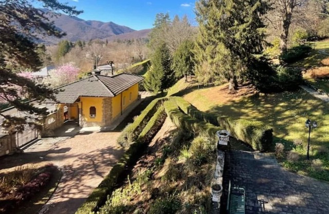 Freistehende Villa im Park