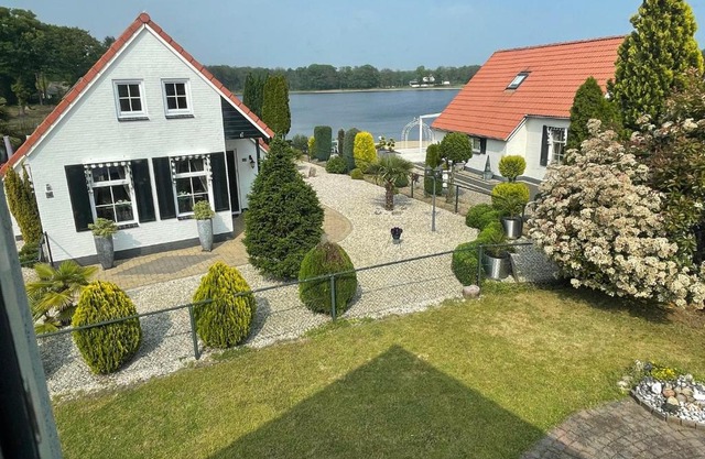 Freistehendes Ferienhaus am See Nähe Roermond